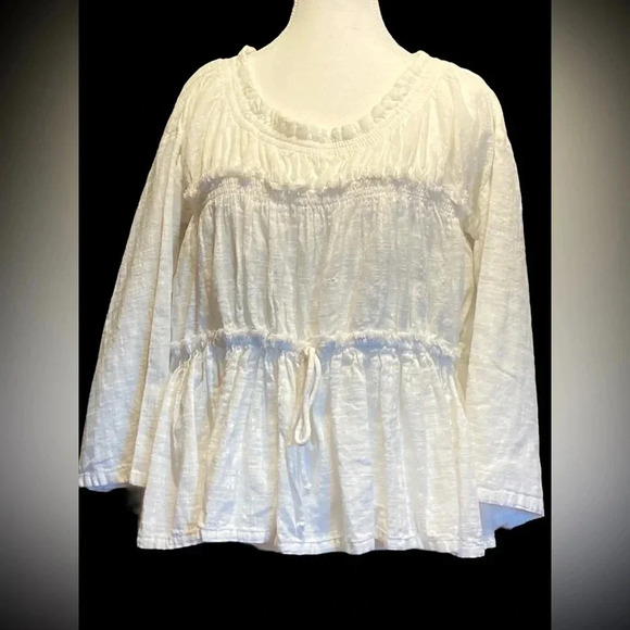 Free People ivory colored ladies top size XS
BIN 29 - Picture 2 of 9